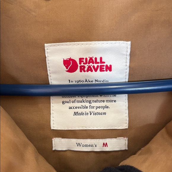 NWT Fjallraven Singi down Tan Parka with Faux Fur Hood size medium - Picture 4 of 6